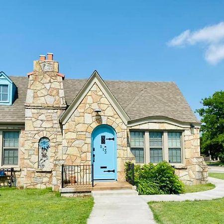 1 Mile To Fort Sill! The Carolebelle Cottage Sleeps 8 With Hottub,Grills,Firepit Lawton Eksteriør billede
